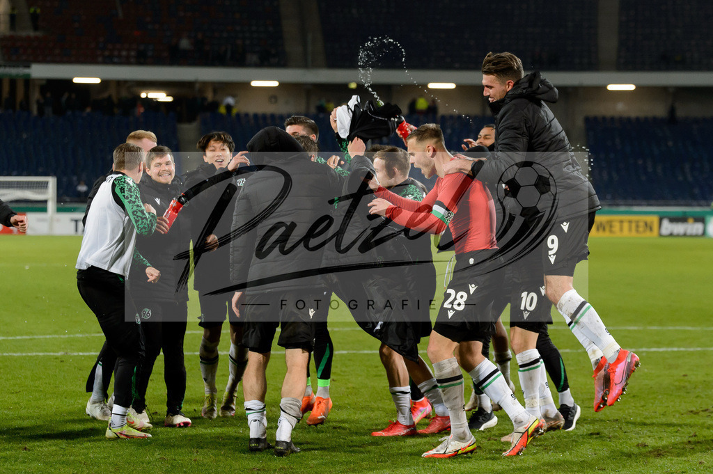 H96DUS20211027_082 | Fussball, Herren: . Spieler von Hannover 96 Schlussjubel, jubelt ueber den 3:0 Sieg bei dem Spiel der 2. Runde im DFB-Pokal zwischen Hannover 96 und Fortuna Duesseldorf in der HDI-Arena am 27.10.2021 in Hannover, Deutschland.DFB / DFL REGULATIONS PROHIBIT ANY USE OF PHOTOGRAPHS AS IMAGE SEQUENCES AND/OR QUASI-VIDEO. - Realisiert mit Pictrs.com
