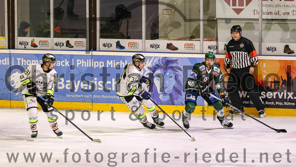 2024-02-02_049_TSV_Erding_gegen_ERSC_Amberg | Erding, Deutschland, 02.02.2024:
Eishockey, Bayernliga Vorrunde 2023 / 2024, 30. Spieltag, TSV Erding gegen ERSC Amberg, Endergebnis: 1:0

Kevin Schmitt (ERSC Amberg, #19), Davin Maus (ERSC Amberg, #13), Elias Maier (Erding Gladiators, #15)

Foto: Christian Riedel / fotografie-riedel.net