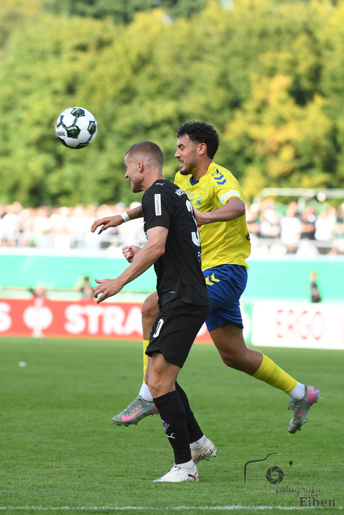 SV Atlas-Delmenhorst-Borussia Mönchengladbach | DFB-Pokal 1. Runde;SV Atlas Delmenhorst (gelb)-Borussia Mönchengladbach (schwarz) am 17.08.2025 in Oldenburg (Marschweg-Stadion), Photo: Philip Eiben 2025 - Realisiert mit Pictrs.com