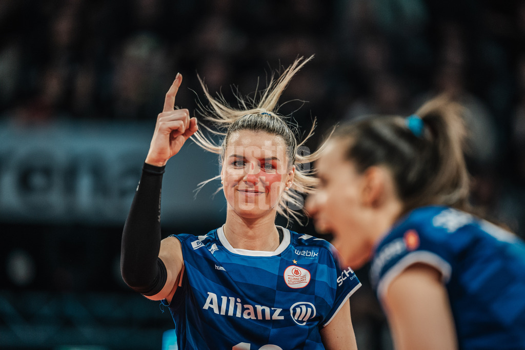 Volleyball | Frauen | Saison 2023/2024 | DVV-Pokal Finale | SC Potsdam vs. Allianz MTV Stuttgart | 03.03.2024 | Britt Bongaerts (#12, Allianz MTV Stuttgart) zeigt mit dem Finger