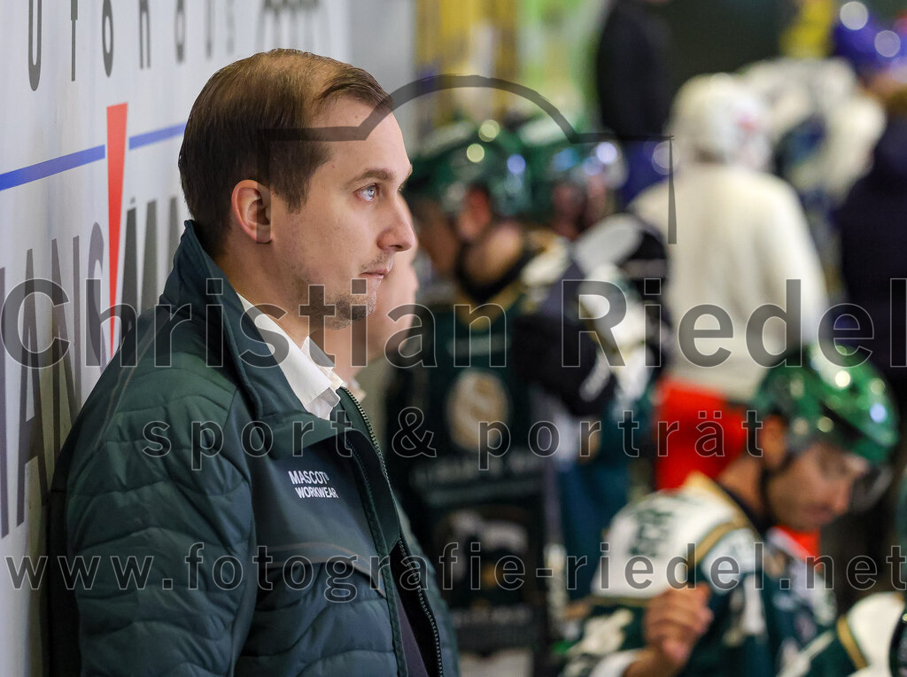 2025-09-26_029_TSV_Erding_gegen_SC_Riessersee | Erding, Deutschland, 26.09.2025:Eishockey, Oberliga Süd 2025 / 2026, 3. Spieltag, TSV Erding gegen SC Riessersee, Endergebnis: 3:5Teamchef Dominik Quinlan (Erding Gladiators)Foto: Christian Riedel / fotografie-riedel.net