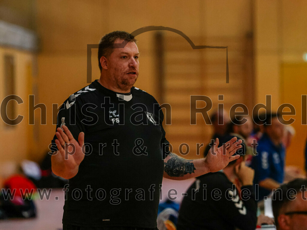 2023-10-21_054_SpVgg_Altenerding_III_gegen_TSV_Taufkirchen-Vils | Erding, Deutschland, 21.10.2023:
Handball, Bezirksklasse Männer Staffel Ost 2023 / 2024, 4. Spieltag, SpVgg Altenerding III gegen TSV Taufkirchen/Vils, Endergebnis: 27:32

Trainer Frank Sullivan (SpVgg Altenerding)

Foto: Christian Riedel / fotografie-riedel.net