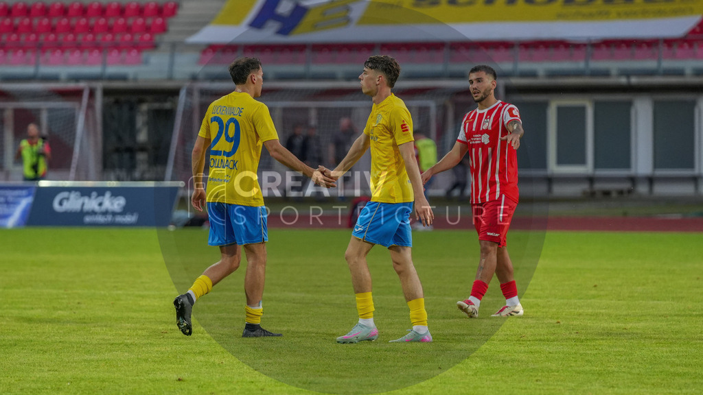 Fußball, Herren, Saison 2025/2026, Regionalliga Nordost, 1. Spieltag, FC Rot-Weiß Erfurt vs. FSV 63 Luckenwalde, Freitag 25.07.2025, Steigerwaldstadion Erfurt, | Fußball, Herren, Saison 2025/2026, Regionalliga Nordost, 1. Spieltag, FC Rot-Weiß Erfurt vs. FSV 63 Luckenwalde, Freitag 25.07.2025, Steigerwaldstadion Erfurt, Im Bild: v.l. Simon Gollnack (FSV), Tim Maciejewski (FSV) und Sofiane Ikene (Erfurt) - Realisiert mit Pictrs.com