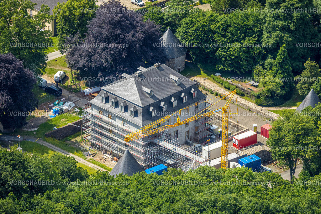 Velbert250600969Neviges | Luftbild, Schloss Hardenberg mit Rundtürmen, Baustelle mit Renovierung und Baugerüst, Neviges, Velbert, Ruhrgebiet, Nordrhein-Westfalen, Deutschland
