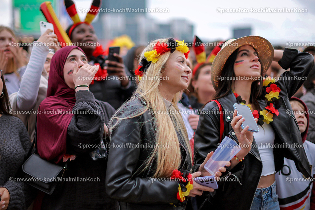 HHmx05072402028 | 05.07.2024, Hamburg, EURO2024, Public Viewing in der Fan Zone Heiligengeistfeld in Hamburg. Deutsche Fans und Unterstützer verfolgen gespannt das Spiel Viertelfinale der deutschen Nationalmannschaft gegen Spanien. EM, Europameisterschaft, Rudelgucken, Emotionen. Enttäuschte Gesichter bei den deutschen Fans nach der 1:2 Niederlage und dem Ausscheiden der deutschen Mannschaft.