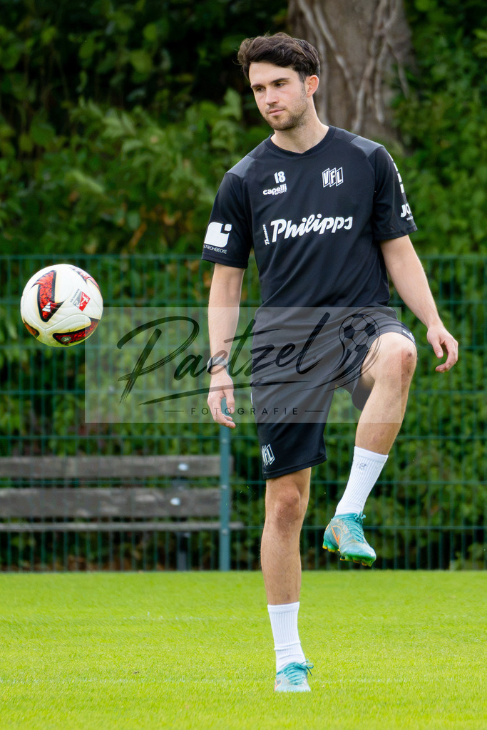 20260909_TRAOSN_0634 | Fußball, Herren: Leon Flach (VfL Osnabrück) in Aktion, am Ball, Einzelaktion beim Training des VfL Osnabrück am 09.09.2026 im Sportpark Illoshöhe in Osnabrück, Deutschland.(Foto von Nico Paetzel) - Realisiert mit Pictrs.com