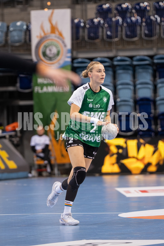 Handball I Frauen I Saison 2025-2026 I 1. HBF I 17. Spieltag I VFL Oldenburg - Thüringer HC I 0103 | Lisa Borutta (2, VfL Oldenburg) - Realisiert mit Pictrs.com
