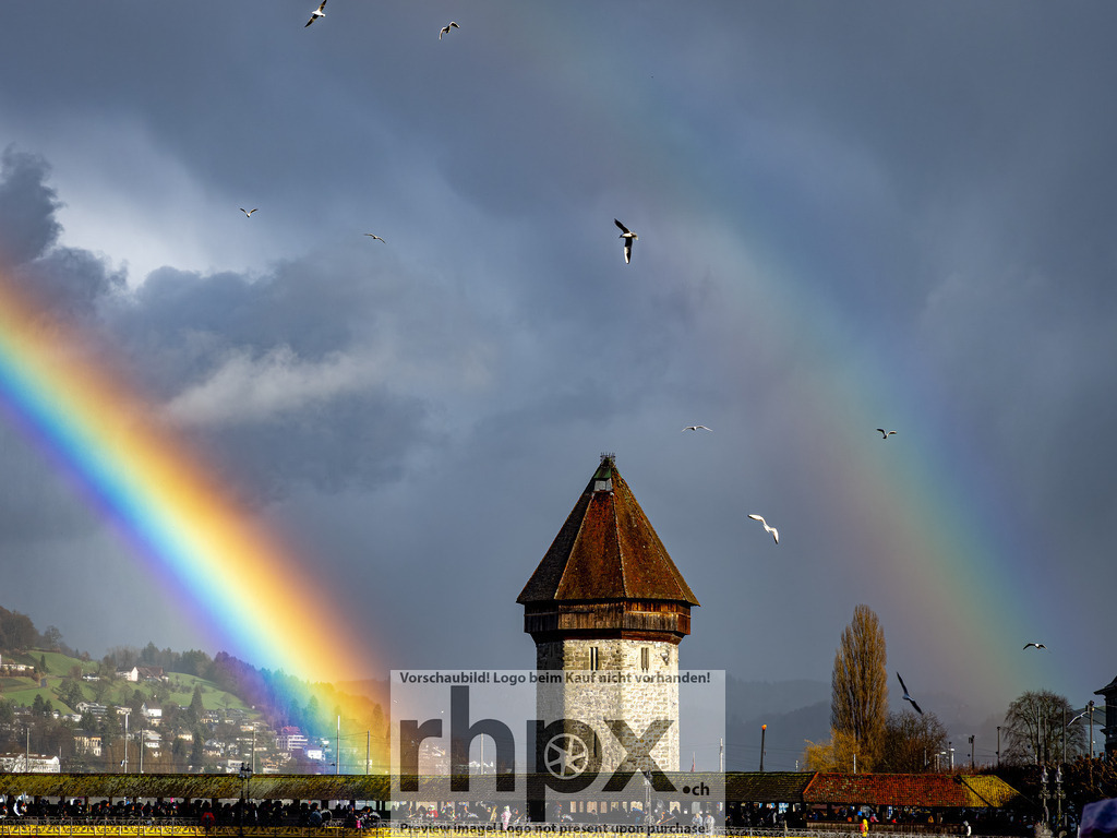 Regenbogen während Chendermonster 2026 | Stimmungsvolle Fotokunst aus Luzern. Erlebe den Pilatus, den See und die Stadt Luzern in exklusiven Aufnahmen in der Fotogalerie & Shop. - Realisiert mit Pictrs.com