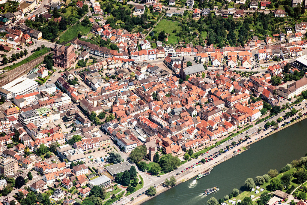 dr__0024437.jpg | EBERBACH 17.06.2019 Ortskern am Uferbereich des Neckar - Flußverlaufes in Eberbach im Bundesland Baden-Württemberg. // Village on the banks of the area Neckar - river course in Eberbach in the state Baden-Wurttemberg. Foto: Daniel Reiter