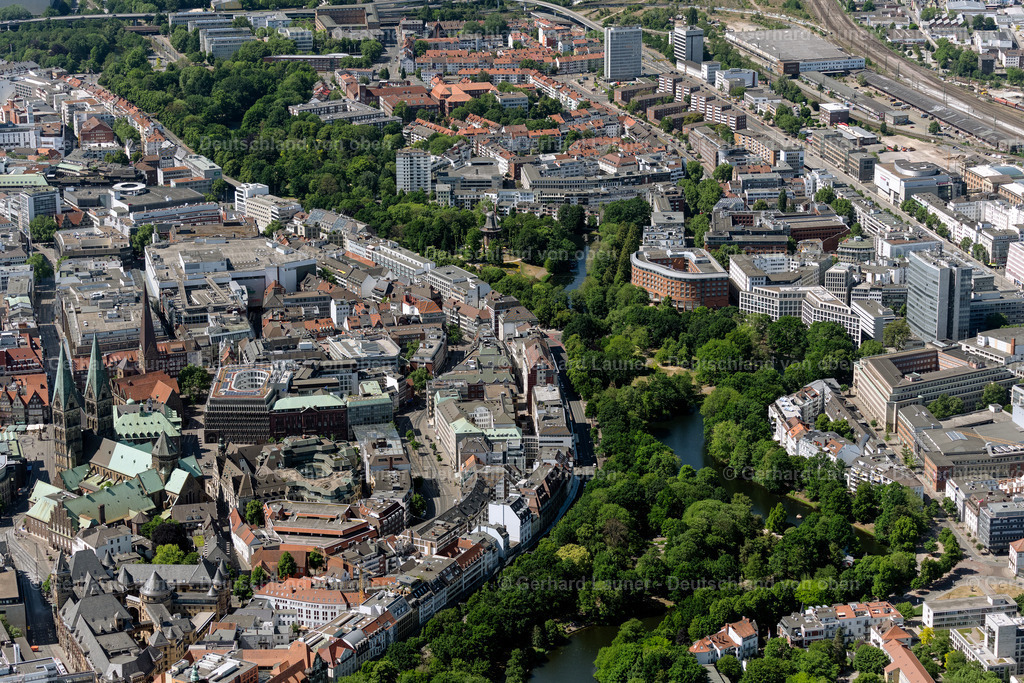 4029777 | BREMEN 01.06.2020 Altstadtbereich und Innenstadtzentrum an der Straße Am Wall im Ortsteil Altstadt in Bremen, Deutschland. // Old Town area and city center on street Am Wall in the district Altstadt in Bremen, Germany. Foto: Gerhard Launer