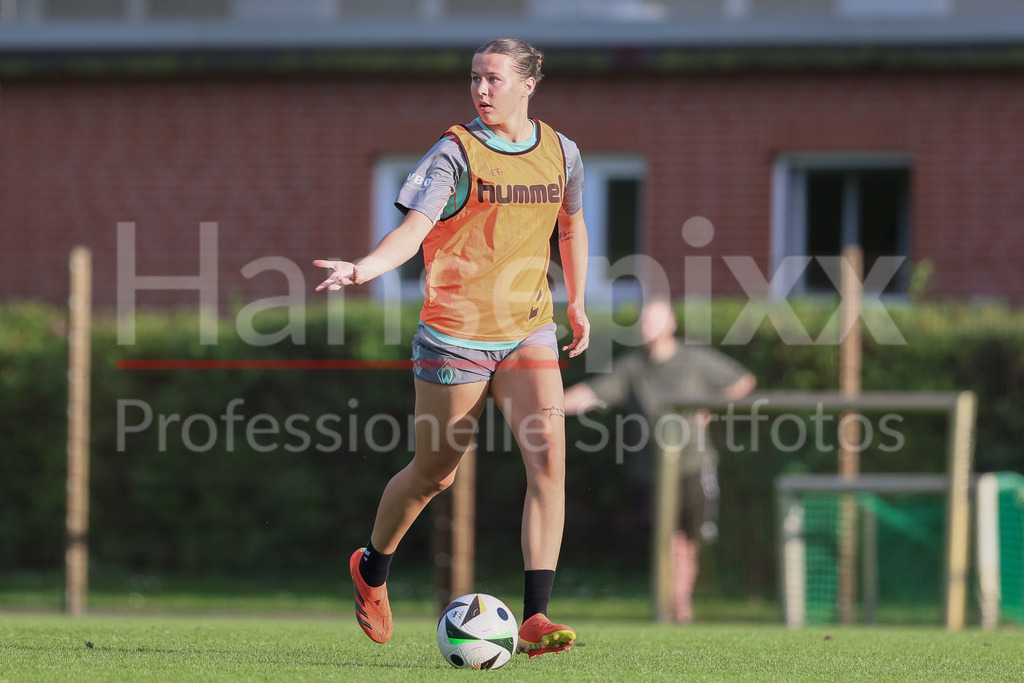 Fussball, Google Pixel Frauen-Bundesliga, Training SV Werder Bremen | v.li.: Larissa Mühlhaus (SV Werder Bremen, 7) am Ball, gibt Anweisungen, gestikuliert, mit den Armen gestikulieren, Freisteller, Einzelbild, Ganzkörper, Aktion, Action, Spielszene