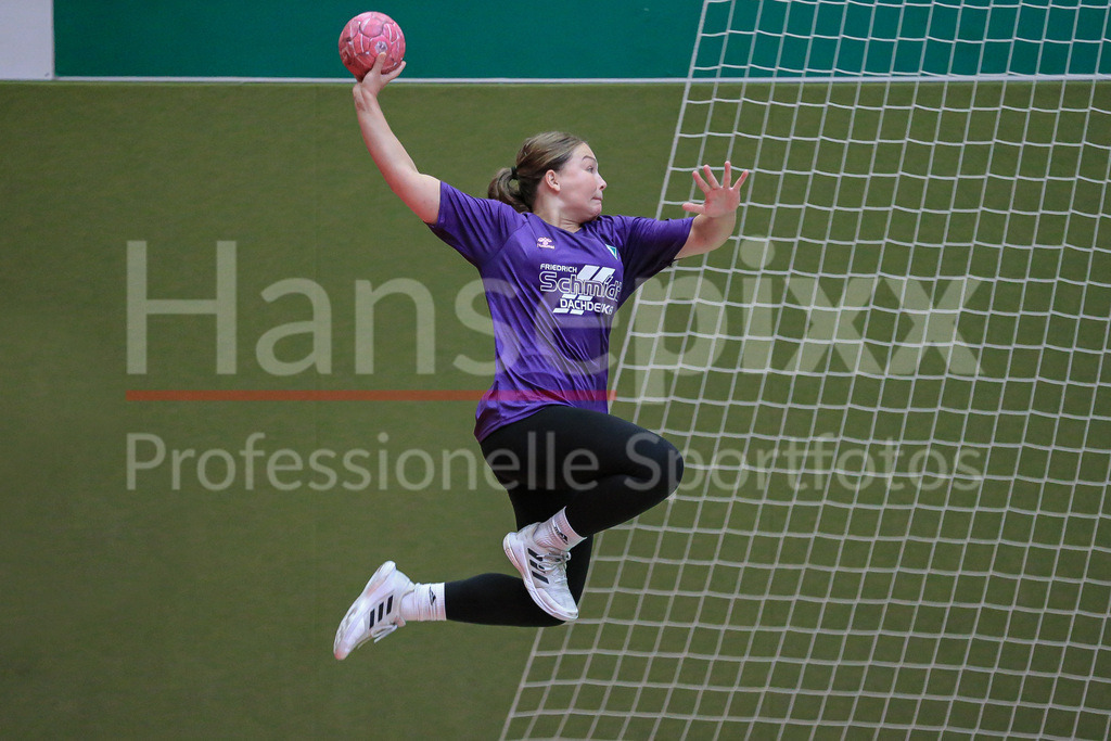 Handball, 2. Bundesliga Frauen, Training SV Werder Bremen | v.li.: Madita Probst (SV Werder Bremen, 10) beim Wurf, am Ball, Spielszene, Aktion, Action