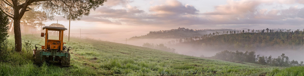 Castelnuovo | Hochwertige Fotokunst aus Palm Springs, Santa Monica, New York, Hamburg - sowie atemberaubender Landschaftsfotografie aus Costa Rica, Myanmar und Schottland. - Realisiert mit Pictrs.com