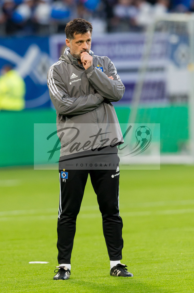 HSVSCF20220419_259 | Fussball, Herren: Co-Trainer Filip Tapalovic (Hamburger SV) schaut beim DFB-Pokal-Halbfinalspiel zwischen Hamburger SV und SC Freiburg im Volksparkstadion am 19.04.2022 in Hamburg, Deutschland.DFB / DFL REGULATIONS PROHIBIT ANY USE OF PHOTOGRAPHS AS IMAGE SEQUENCES AND/OR QUASI-VIDEO. - Realisiert mit Pictrs.com