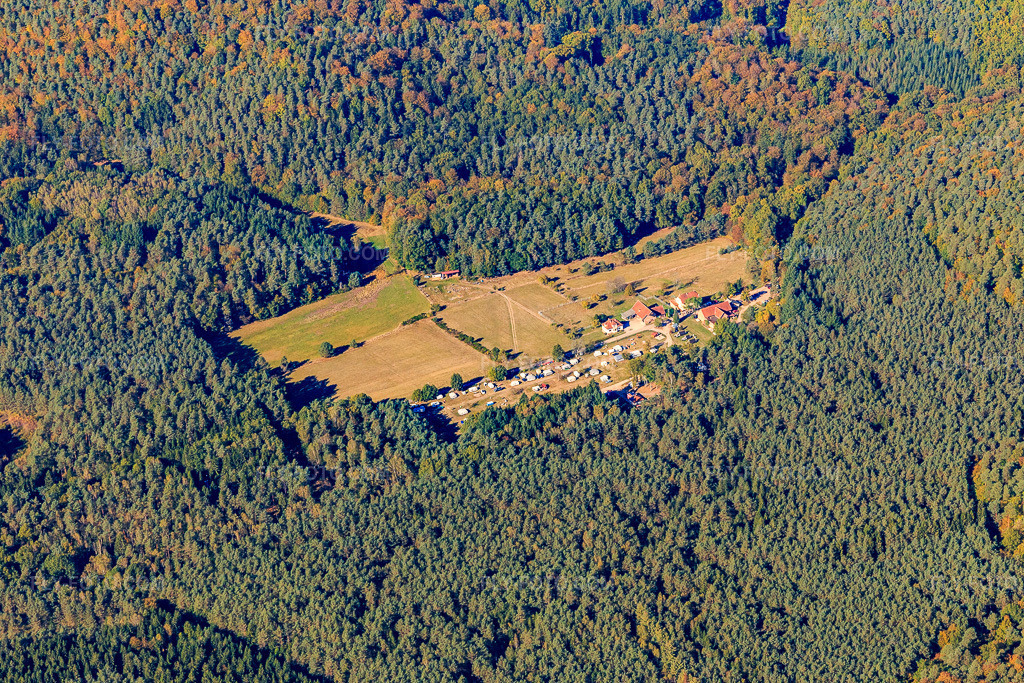 Aerial view: Restaurant, camping**, cave à vins « La Bremendell » in Sturzelbronn in the state Moselle, France. – Photo: IMG_095124.jpg taken on 10/16/2016 by Werner Riehm/FLY-FOTO.com – Resolution of the original: 5472 x 3648 px – Pr\xe9sentation