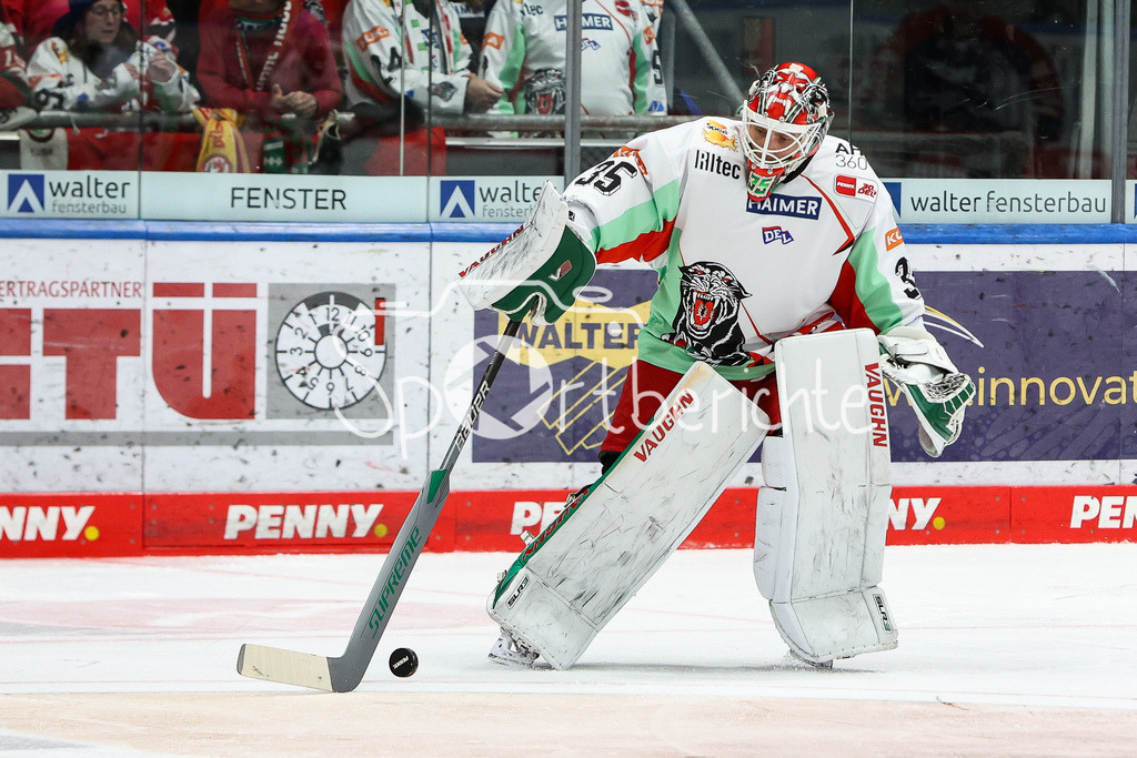 Augsburger Panther - Nürnberg ICE Tigers | Keeper Markus KELLER (AEV #35) am PUck / Freisteller / Einzelfoto / DEL Retro Spiel