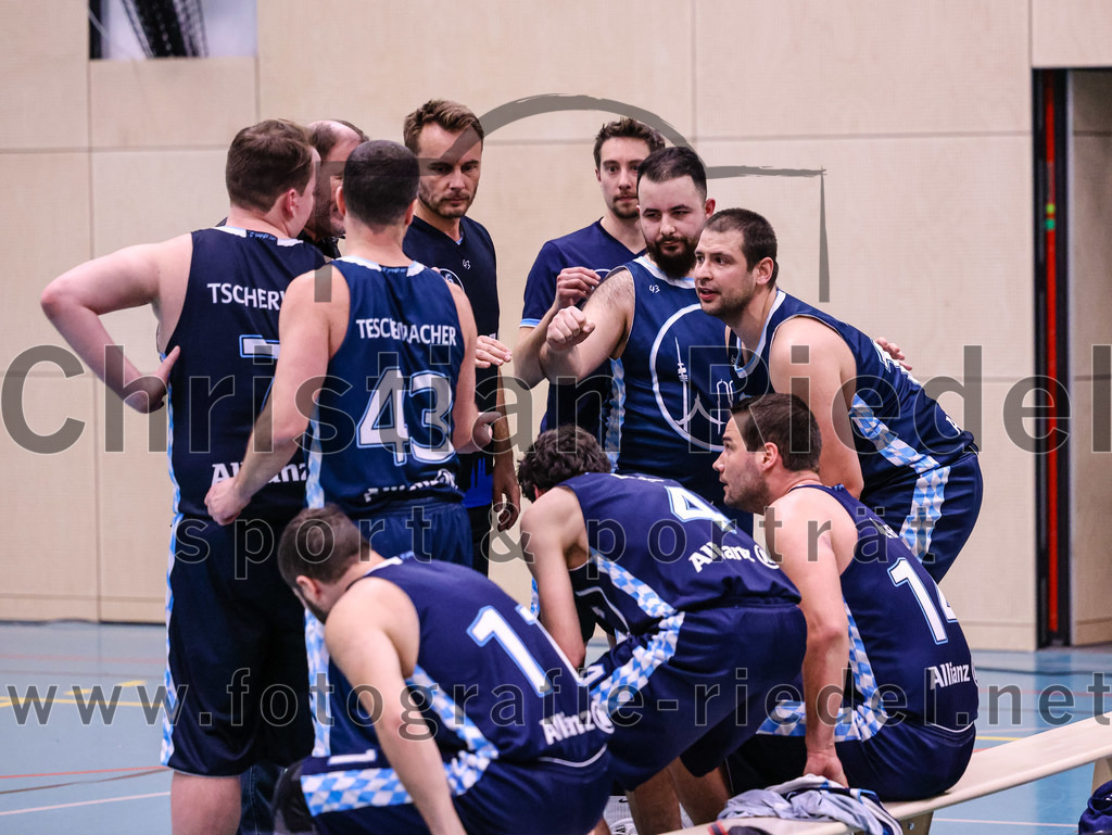 2022-04-03_034_TSV_Vaterstetten_gegen_SV_Weissblau-Allianz_Muenchen | Vaterstetten, Deutschland, 03.04.2022:
Basketball, Bezirksoberliga Herren 2021 / 2022, 14. Spieltag, TSV Vaterstetten gegen SV Weißblau-Allianz München, Endergebnis: 86:54

Maximilian Tscherwen (SV Weißblau-Allianz München, #7), Maximilian Tedschemacher (SV Weißblau-Allianz München, #43), Yasin Gürel (SV Weißblau-Allianz München, #11), Rico Loebel (SV Weißblau-Allianz München, #4), Christian Metzner (SV Weißblau-Allianz München, #14)

Foto: Christian Riedel / fotografie-riedel.net