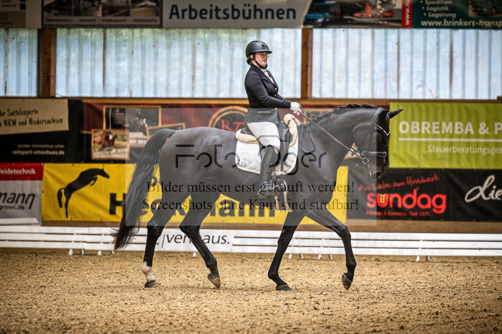 DOS_2362 | Entdecke hochwertige Reitturnierfotos von Foto Oger. Professionell, emotional und authentisch – jetzt Lieblingsmomente im Shop bestellen.Deutschlandweite Turnierfotografie. - Realisiert mit Pictrs.com
