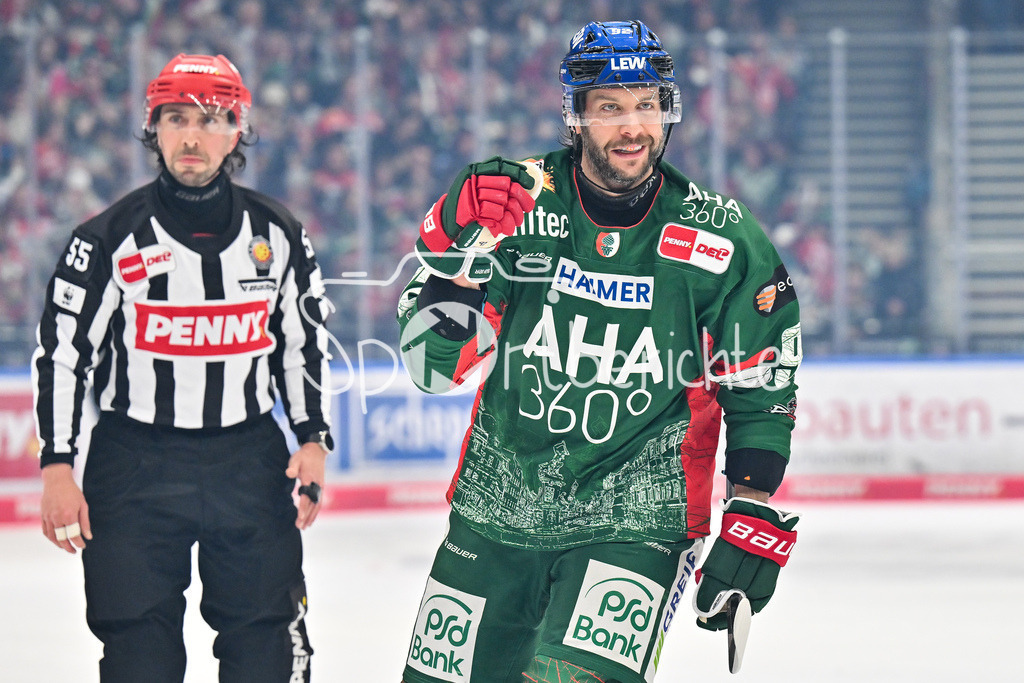 Augsburger Panther - Grizzlys Wolfsburg | AUGSBURG, GERMANY - 15. MARCH: jubel der Panther nach dem Treffer zum 1-0 durch Joseph CRAMAROSSA (Augsburger Panther 92) / Tor / Torschuetze / Freude / Happy während dem Match zwischen den Augsburger Panthern und den Grizzlys Wolfsburg am 52. Spieltag der Penny DEL im Curt Frenzel Stadion