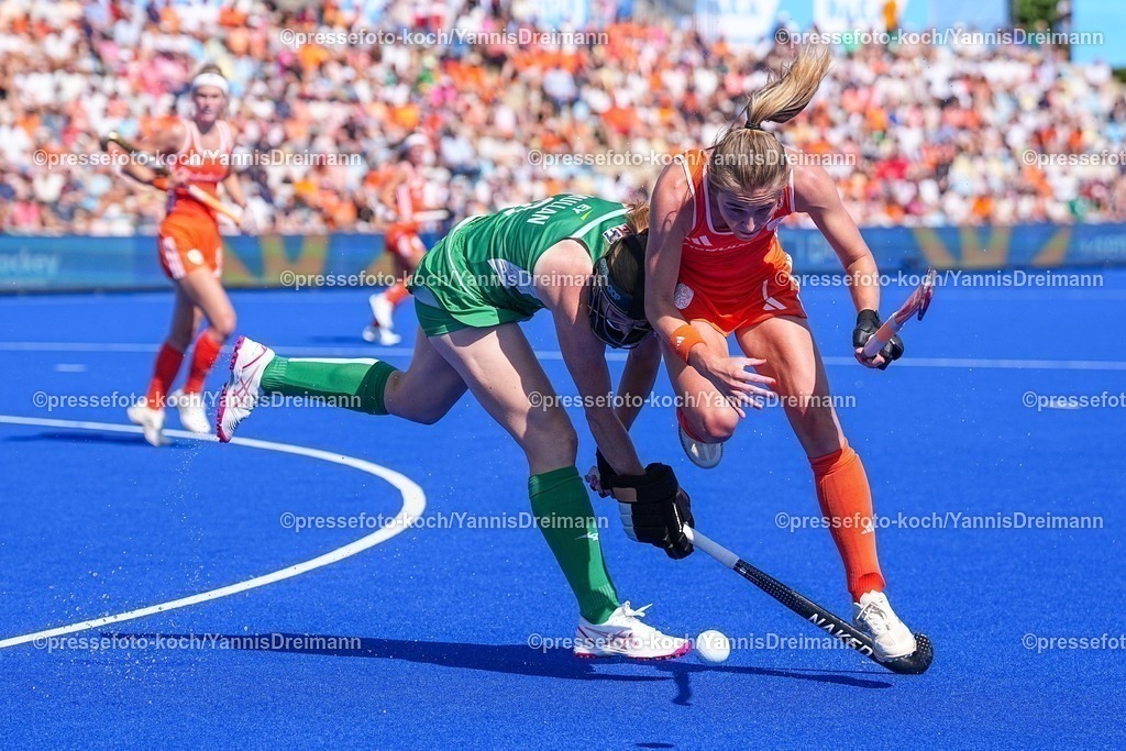 xydrx09082503009 | 09.08.2025, xydrx, Frauen EuroHockey Championship 2025, Gruppenphase, Gruppe a, Niederlande - Irland, Sparkassenpark Mönchengladbach: Freeke Moes (NED #18) im Zweikampf gegen Kathryn Mullan (IRL #9)
