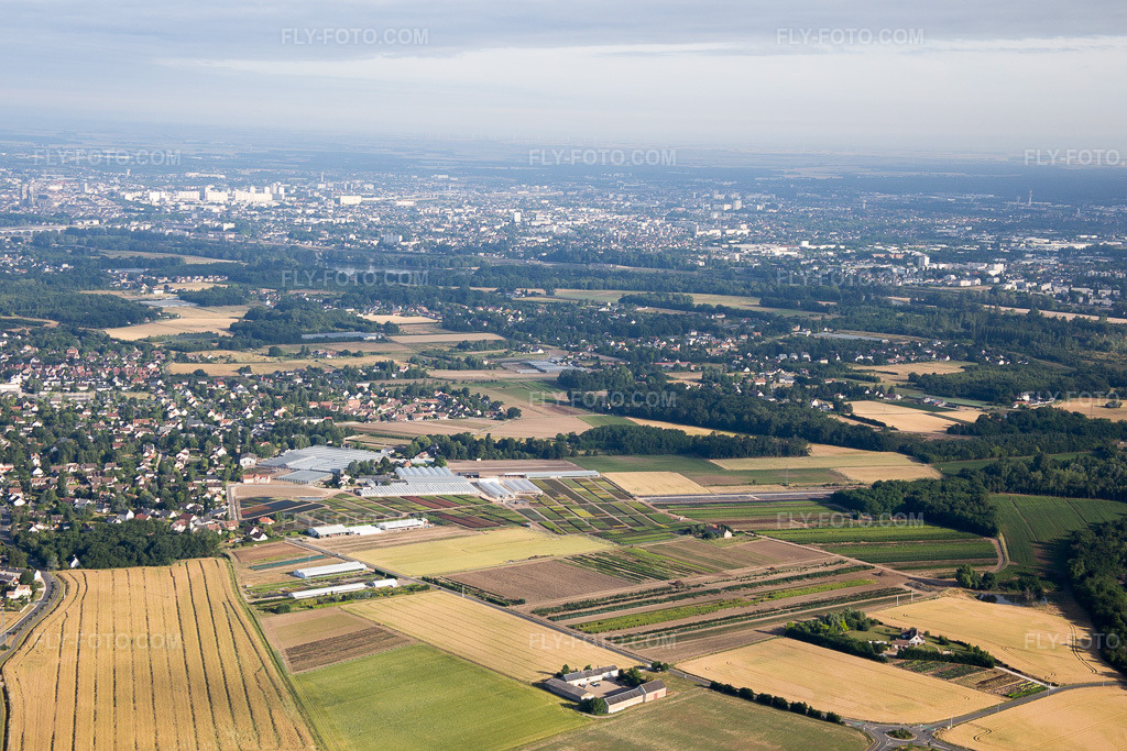 Aerial view: View of the town in Saint-Denis-en-Val in the state Loiret, France. – Photo: IMG_082545.jpg taken on 06/21/2015 by Werner Riehm/FLY-FOTO.com – Resolution of the original: 5472 x 3648 px