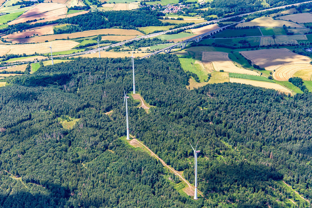 Luftbild: Windpark vor der Großschildbrücke in Kirchheim im Bundesland Hessen in Deutschland. Foto: IMG_142019.jpg vom 07.07.2024 durch Werner Riehm/FLY-FOTO.de