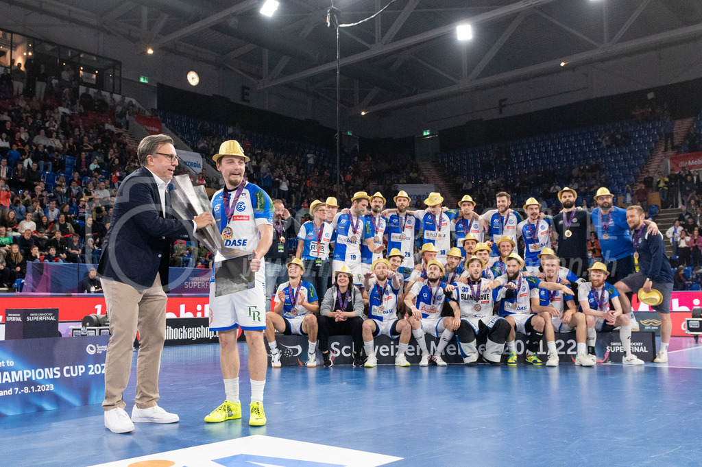SV Wiler-Ersigen vs GC Unihockey - 23. April 2022 | SV Wiler-Ersigen vs GC Unihockey
Stimo Arena, Kloten
Daniel Bareiss übergibt Captain #95 Joel Rüegger (GC Unihockey) den Pokal.
Bild: Sportfotografie Markus Aeschimann | www.markus-aeschimann.ch - Realisiert mit Pictrs.com