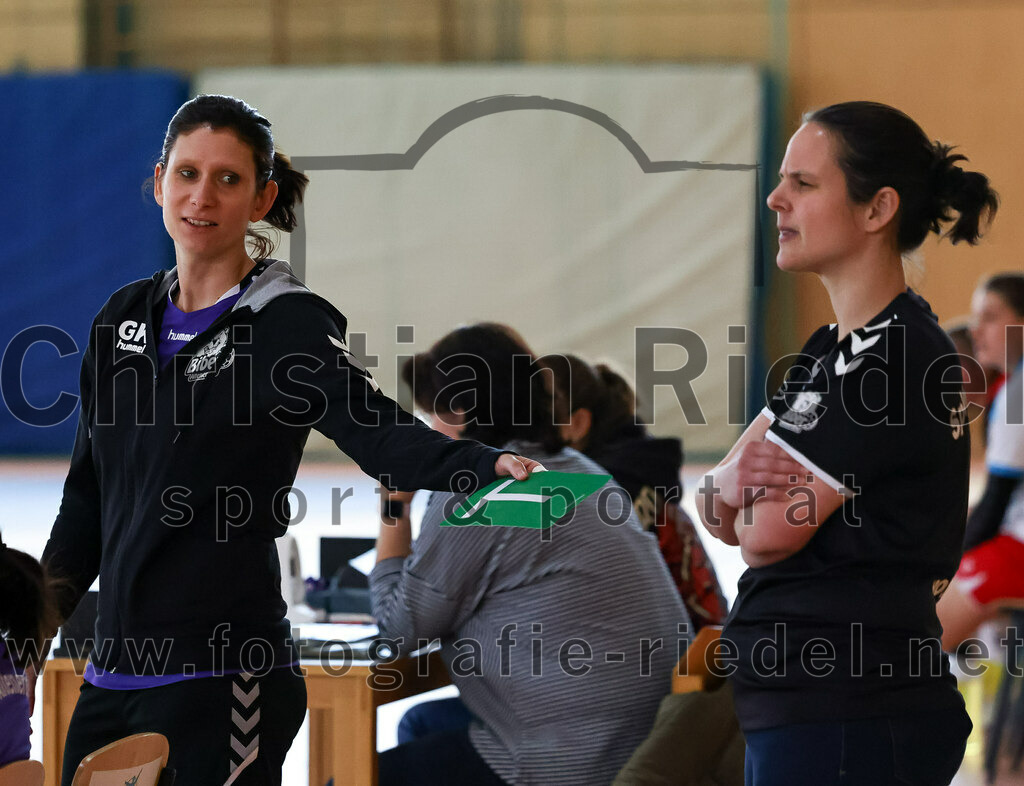 2023-03-18_107_SpVgg_Altenerding_II_gegen_HSG_Freising-Neufahrn_II | Erding, Deutschland, 18.03.2023:
Handball, Bezirksliga Frauen Altbayern 2022 / 2023, 14. Spieltag, SpVgg Altenerding II gegen HSG Freising-Neufahrn II, Endergebnis: 25:27

Trainerin Kati Gottschalk (SpVgg Altenerding)

Foto: Christian Riedel / fotografie-riedel.net