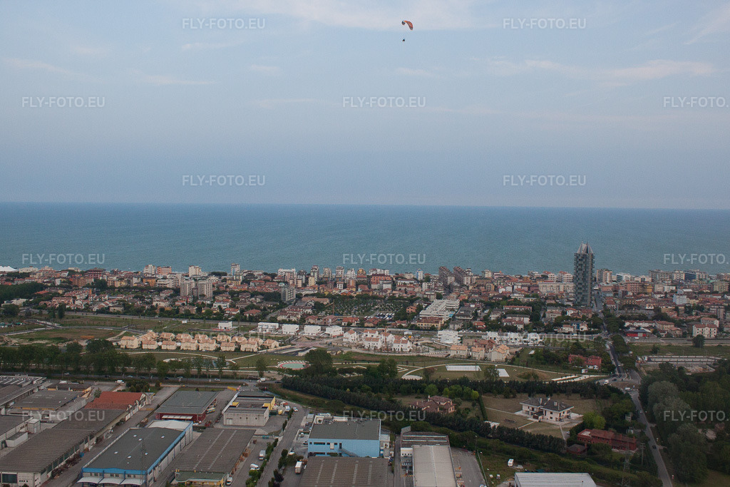 Vue aérienne: Vue de la ville à Lido di Jesolo dans le département Vénétie, Italie – .Photo: IMG_50348.jpg prise le 07/06/2012 par Werner Riehm/FLY-FOTO.eu – Résolution de l'original: 4533 x 3022 px