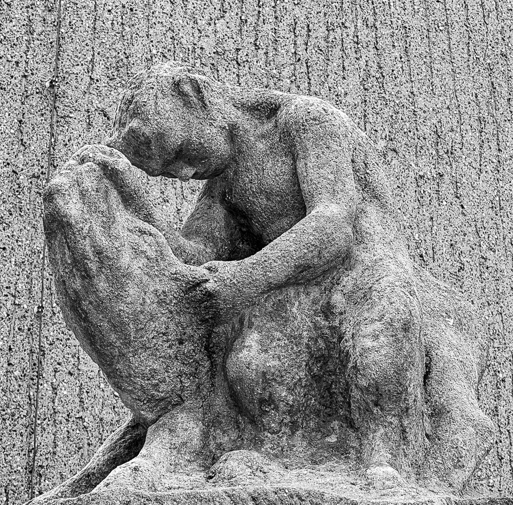 Wandbild Historisches Bären-Relief Basel - Steinerne Skulpturenkunst | Dieses ausdrucksstarke Kunst-Wandbild zeigt die detailreiche Nahaufnahme einer historischen Bären-Skulptur aus Basel. Das kunstvoll gemeißelte Steinrelief fasziniert durch seine haptische Materialität, raue Texturen und eine kraftvolle Dynamik, die die Tierfigur fast lebendig wirken lässt. Fotograf Robert Steinke fängt das Zusammenspiel aus Licht, Schatten und jahrhundertealter Steinmetzkunst in gestochen scharfer Premium-Qualität ein. Ein absolut zeitloser und charakterstarker Blickfang, der klassischen Wohnräumen, Bibliotheken oder anspruchsvollen Büros eine tiefgründige, elegante Atmosphäre verleiht. Perfekt geeignet als großformatiger Kunstdruck auf edlem Alu-Dibond, Leinwand oder unter brillantem Acrylglas für eine beeindruckende Galerie-Ästhetik. - Realisiert mit Pictrs.com