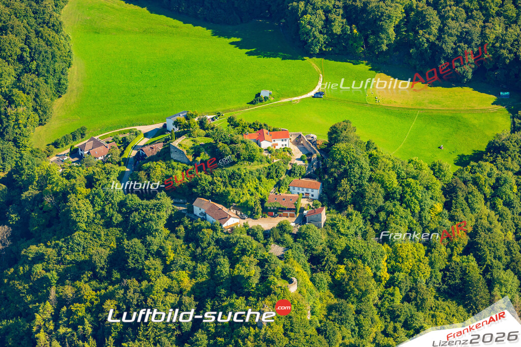 Schrägluftbild  Burg  Mörnsheim - Das Luftbild wurde 2025 vom UL-Flugzeug heraus erstellt ( keine Drohne ) - Hochauflösende Luftaufnahme -Nicht vergleichbar mit Google Maps oder Satelittenbilder- Die Geschenkidee !Mit Lizenz und Bildrechte bestellbar