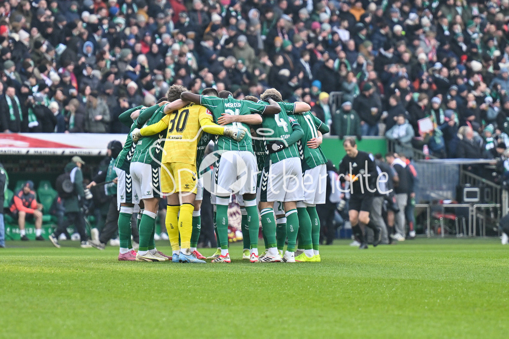 SV Werder Bremen - FC Bayern München | BREMEN, GERMANY - 14. FEBRUARY: das Team der Bremer motiviert sich / Kreis / Spielerkreis vor dem Bundesligamatch zwischen dem SV Werder Bremen und dem FC Bayern München am 22. Spieltag im Weserstadion / DFL REGULATIONS PROHIBIT ANY USE OF PHOTOGRAPHS AS IMAGE SEQUENCES AND/OR QUASI-VIDEO