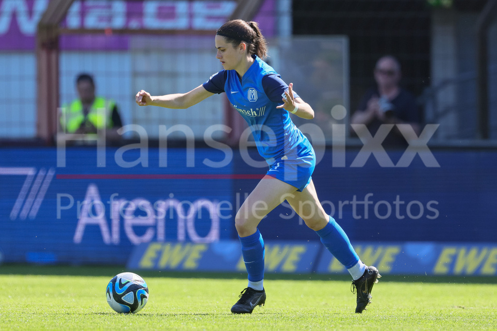 Fussball, 2. Frauen-Bundesliga, SV Meppen - SV 67 Weinberg | v.li.: Marie Bleil (SV Meppen, 7) am Ball, Freisteller, Einzelbild, Ganzkörper, Aktion, Action, Spielszene, DIE DFB-RICHTLINIEN UNTERSAGEN JEGLICHE NUTZUNG VON FOTOS ALS SEQUENZBILDER UND/ODER VIDEOÄHNLICHE FOTOSTRECKEN. DFB REGULATIONS PROHIBIT ANY USE OF PHOTOGRAPHS AS IMAGE SEQUENCES AND/OR QUASI-VIDEO.