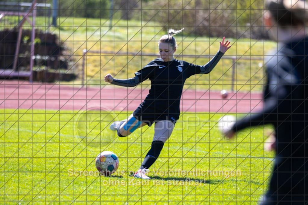20250406_140416_0053 | #,1.FC Donzdorf (rot) vs. SV Jungingen (schwarz), Fussball, Frauen-Verbandsliga Württemberg, 16. Spieltag, Saison 2024/2025, Rasenplatz Lautertal Stadion, Süßener Straße 16, 73072 Donzdorf, 06.04.2025 - 13:00 Uhr,Foto: PhotoPeet-Sportfotografie/Peter Harich
