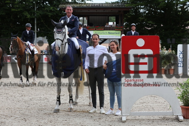 Ichenheim_2024_Prfg.Nr01_Springprfg_Kl.S_m.St._Siegerehrung (12) | Alle Fotos der Reiterjournal Fotografin Doris Matthaes im Reiterjournal Online-Fotoshop. - Realisiert mit Pictrs.com