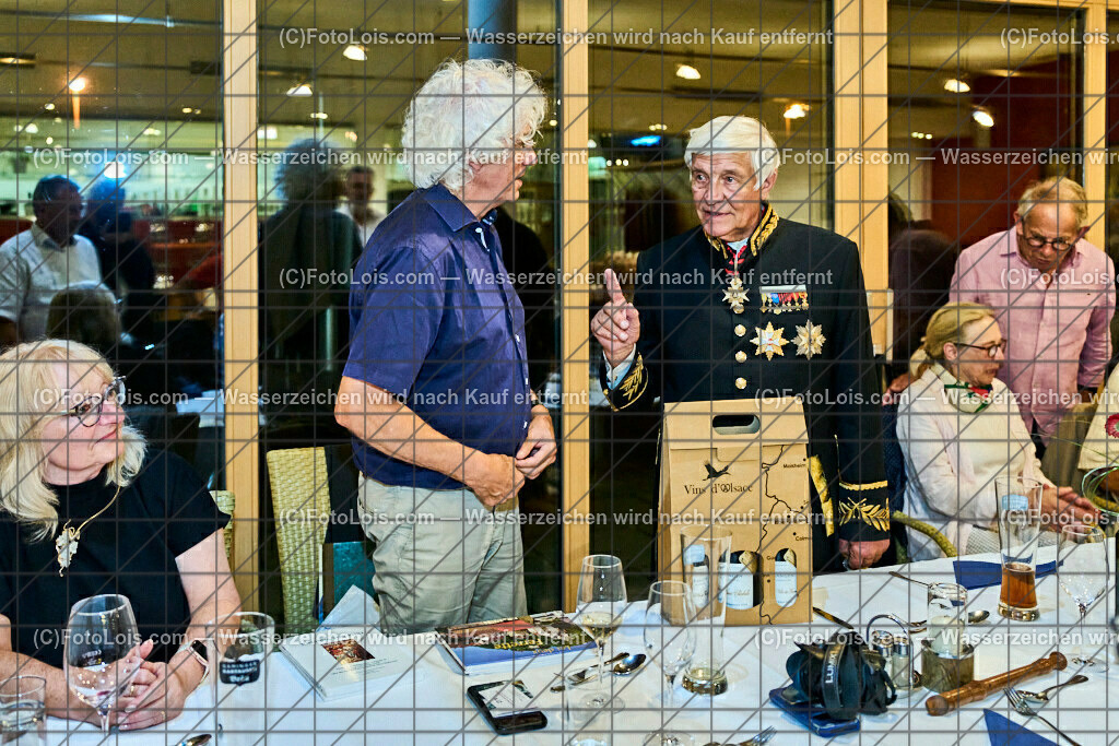 ALP3942_Jeanne de Ferrette_Geschenk fuer Hildebrand | (C)FotoLois.com, Alois Spandl, 700stes Hochzeitsjubiläum - Albrecht II. mit Johanna von Pfirt in Thann (FR) im März 2024. Empfang des Organistionskommitees aus der Region Ferrette (Pfirt)/Thann aus dem Elsass mit Empfang durch die Stadtgemeinde und Bezirkshauptmannschaft Scheibbs im Schloss Scheibbs und anschließender Kranzniederlegung in der Kartausenkirche über der Krypta des Gründerehepaares durch Mitglieder des Templer Ordens im Beisein von Mitgliedern der Goldhaubengruppen, Fr 22. September 2023.