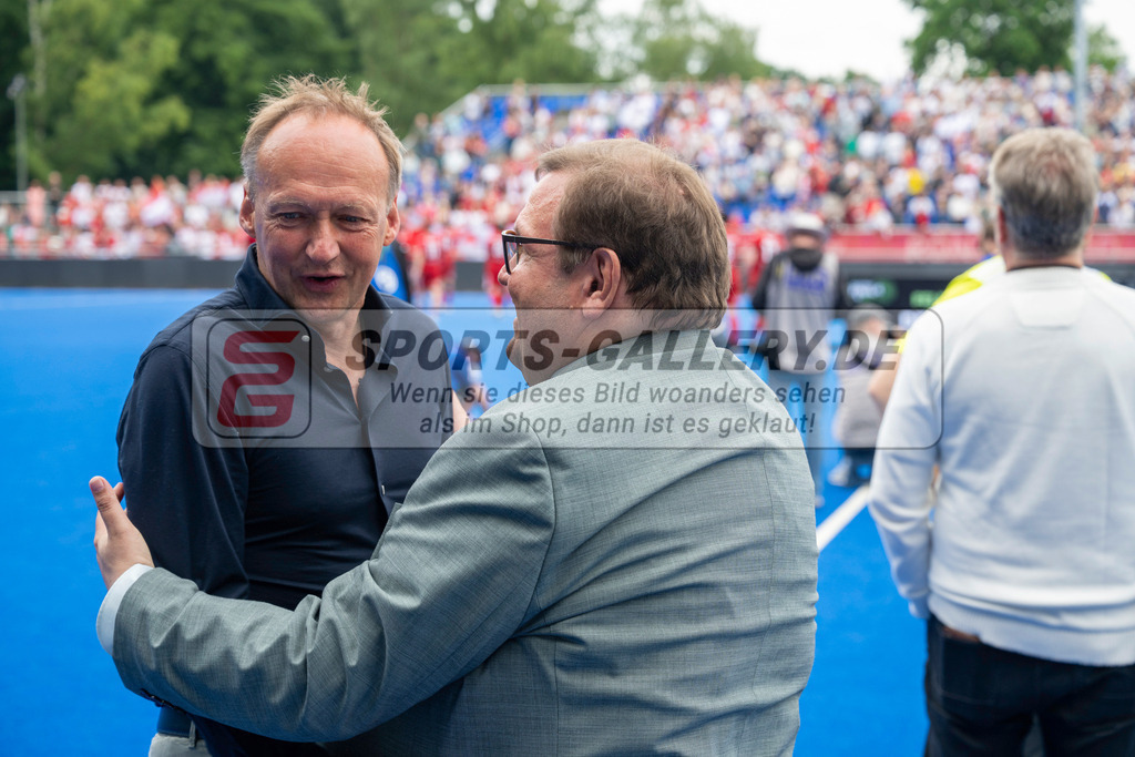 Final4_20250601-1609-Z82_9474 | Krefeld, Deutschland, 01.06.2025:  Feldhockey Final4 2025 – „Deutsche Feldhockey-Meisterschaften 2025“ Crefelder HTC - Rot-Weiss Köln (Finale Herren) im Gerd-Wellen-Hockeyanlage am 01.06.2025 in Krefeld, Deutschland. (Foto von Kramhöller/Fehrmann/Kaste)Krefeld, Germany, 01.06.2025: Feldhockey Final4 2025 – „Deutsche Feldhockey-Meisterschaften 2025“ Harvestehuder HTC - Düsseldorfer HC (Finale Damen) in Gerd-Wellen-Hockeyanlage at 01.06.2025 in Krefeld, Deutschland. (Foto from Kramhöller/Fehrmann/Kaste)