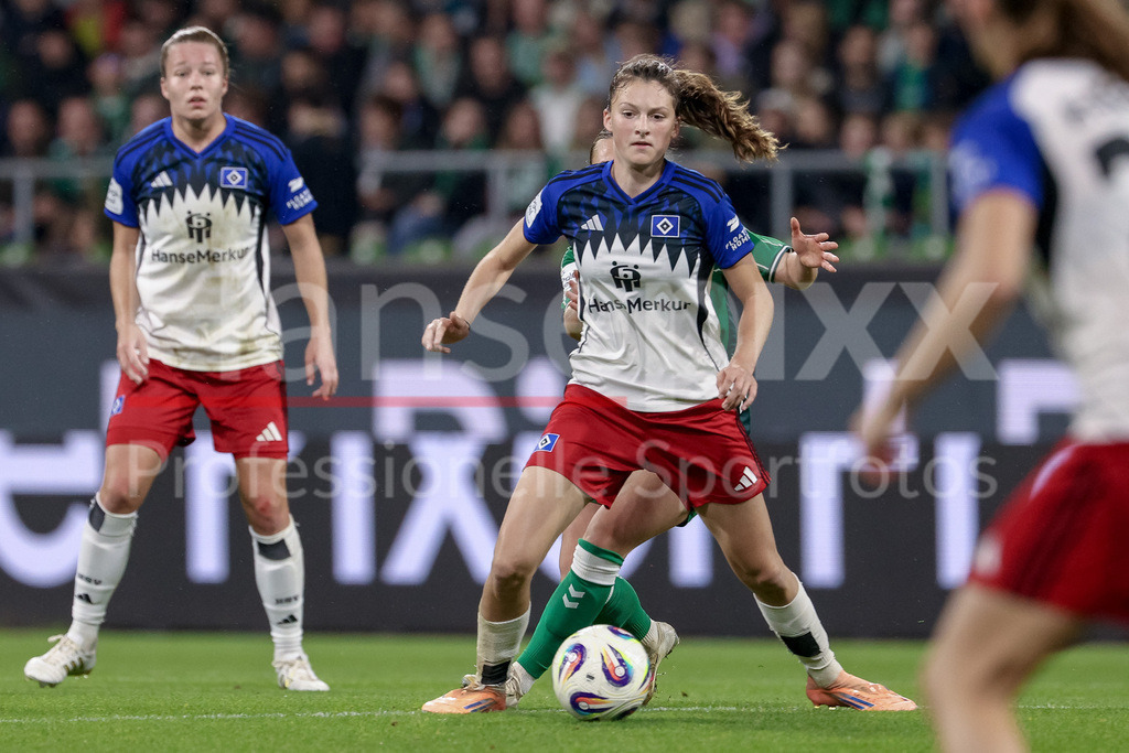 Fussball, Google Pixel Frauen-Bundesliga, SV Werder Bremen - Hamburger SV | Lotta Wrede (Hamburger SV, 32) am Ball, Einzelbild, Ganzkörper, Aktion, Action, Spielszene, DIE DFB-RICHTLINIEN UNTERSAGEN JEGLICHE NUTZUNG VON FOTOS ALS SEQUENZBILDER UND/ODER VIDEOÄHNLICHE FOTOSTRECKEN. DFB REGULATIONS PROHIBIT ANY USE OF PHOTOGRAPHS AS IMAGE SEQUENCES AND/OR QUASI-VIDEO.