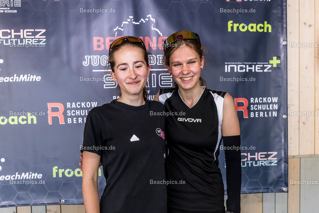 2025-200076229-Jugend-Beach-Serie-Fotobox | Pinar Atalay, Bundeskanzler Friedrich Merz 31.05.2025; Berlin Foto: Gerold Rebsch - www.beachpics.de