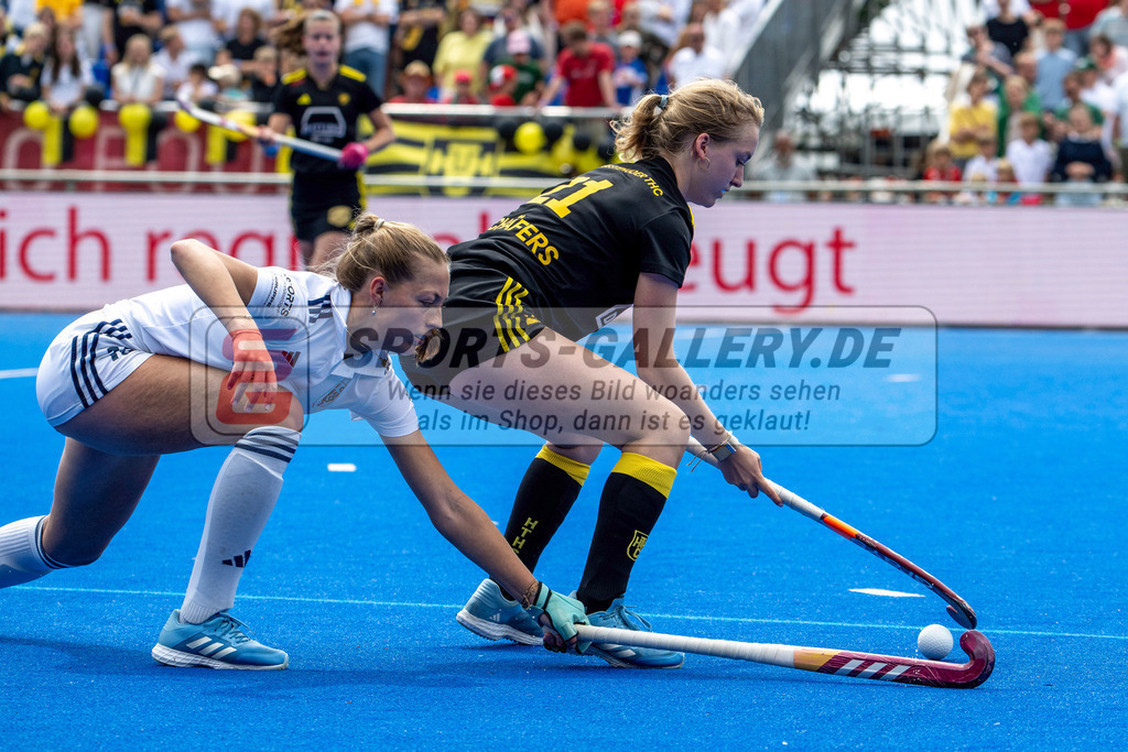 Final4_20250601-1243-Z09_4269 | Krefeld, Deutschland, 01.06.2025:  Feldhockey Final4 2025 – „Deutsche Feldhockey-Meisterschaften 2025“ Harvestehuder HTC - Düsseldorfer HC (Finale Damen) im Gerd-Wellen-Hockeyanlage am 01.06.2025 in Krefeld, Deutschland. (Foto von Kramhöller/Fehrmann/Kaste)Krefeld, Germany, 01.06.2025: Feldhockey Final4 2025 – „Deutsche Feldhockey-Meisterschaften 2025“ Harvestehuder HTC - Düsseldorfer HC (Finale Damen) in Gerd-Wellen-Hockeyanlage at 01.06.2025 in Krefeld, Deutschland. (Foto from Kramhöller/Fehrmann/Kaste)