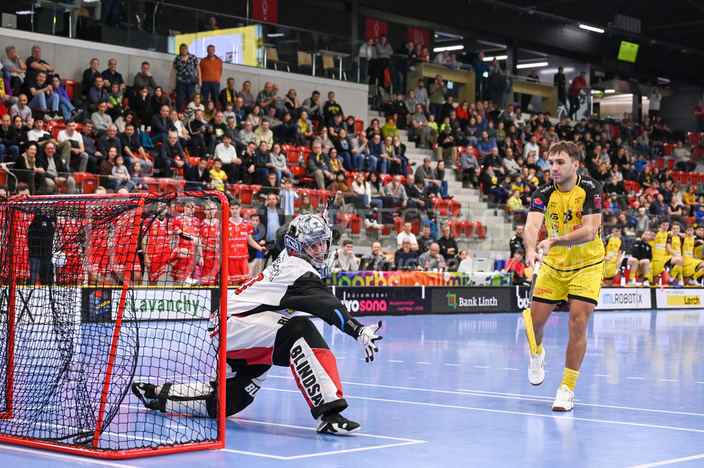 HC Rychenberg vs Floorball Köniz - 18. Dezember 2022 | HC Rychenberg vs Floorball Köniz
AXA Arena, Winterthur
Tobias Studer (#23 HC Rychenberg) verwandelt seinen Penalty gegen Patrick Eder (#30 Floorball Köniz) souverän mittels Zorro.
Bild: Sportfotografie Markus Aeschimann | www.markus-aeschimann.ch - Realisiert mit Pictrs.com