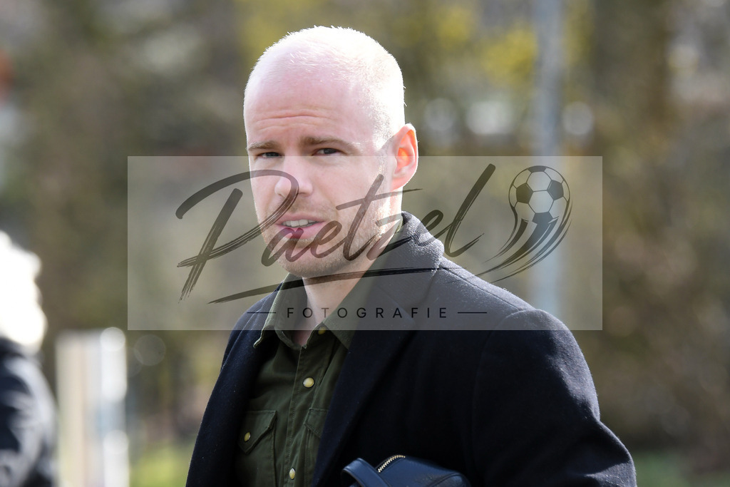 20200303_PKWBRE_0041 | Fussball, Herren: Davy Klaassen (Werder Bremen) schaut auf dem Weg ins wohninvest Weserstadion am 03.03.2020 in Bremen, Deutschland. - Realisiert mit Pictrs.com