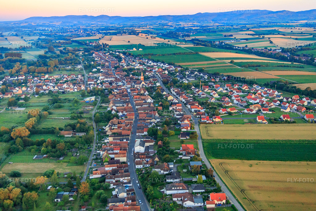 Luftbild: Hauptstraße aus Osten am Morgen im Ortsteil Schaidt in Wörth im Bundesland Rheinland-Pfalz in Deutschland. Foto: IMG_091496.jpg vom 10.07.2016 durch Werner Riehm/FLY-FOTO.de
