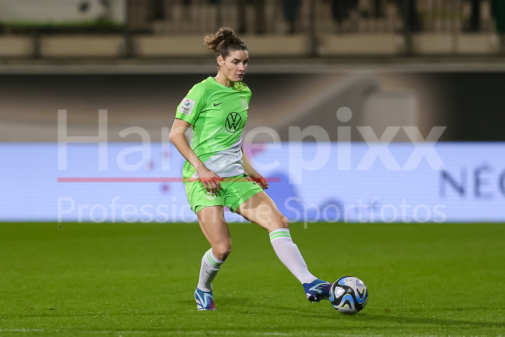 Fussball, Google Pixel Frauen-Bundesliga, VfL Wolfsburg - SV Werder Bremen | v.li.: Dominique Janssen (VfL Wolfsburg, 6) am Ball, Freisteller, Einzelbild, Ganzkörper, Aktion, Action, Spielszene, DIE DFB-RICHTLINIEN UNTERSAGEN JEGLICHE NUTZUNG VON FOTOS ALS SEQUENZBILDER UND/ODER VIDEOÄHNLICHE FOTOSTRECKEN. DFB REGULATIONS PROHIBIT ANY USE OF PHOTOGRAPHS AS IMAGE SEQUENCES AND/OR QUASI-VIDEO.