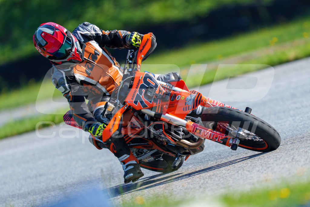 SuperMoto_Staatsmeisterschaft_Greinbach_025 | GRIPcapture steht für authentische Sportfotografie in Österreich – für Momente, die mehr sind als Geschwindigkeit oder Ergebnis. Es geht um Emotion, Spannung, Fokus und den Augenblick, der oft nur einen Wimpernschlag dauert.Ob Motorsport, Teamsport oder 