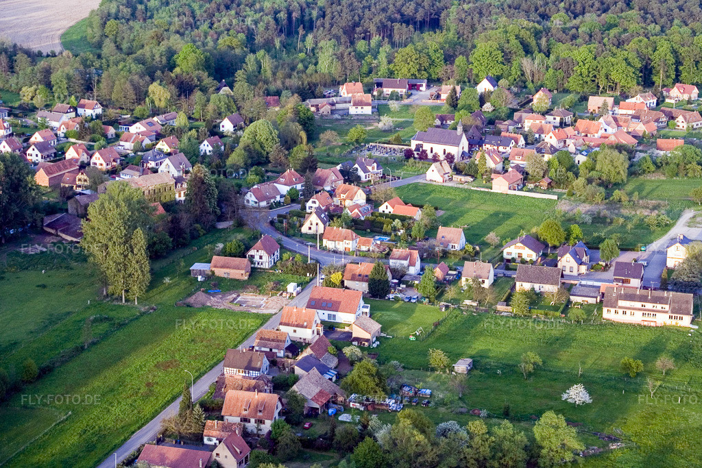 Luftbild: Ortsansicht der Straßen und Häuser der Wohngebiete in Biblisheim im Bundesland Bas-Rhin in Frankreich. Foto: IMG_10667.jpg vom 04.05.2008 durch Werner Riehm/FLY-FOTO.de