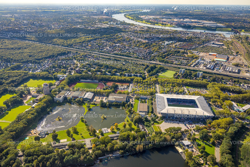 Duisburg241003238 | Luftbild, Sportpark Duisburg mit Fußballstadion Schauinsland-Reisen-Arena, auch MSV Duisburg Arena oder Wedaustadion, Live Fußball mit Zuschauern, hinten Fluss Rhein, Neudorf, Duisburg, Ruhrgebiet, Nordrhein-Westfalen, Deutschland