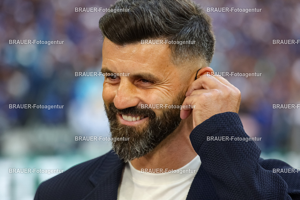 1_S04BER_20250801_0101.JPG -  - FC Schalke 04 - Hertha BSC Berlin - 2. Bundesliga | Gelsenkirchen, Deutschland, 01.08.25: Trainer Miron Muslic (FC Schalke 04) schaut waehrend des Spiels der 2. Bundesliga zwischen FC Schalke 04 - Hertha BSC Berlin in der Veltins-Arena am 01. August 2025 in Gelsenkirchen, Deutschland. (Foto von Stefan Brauer/Brauer-Fotoagentur)DFB/DFL REGULATIONS PROHIBIT ANY USE OF PHOTOGRAPHS AS IMAGE SEQUENCES AND/OR QUASI-VIDEO.