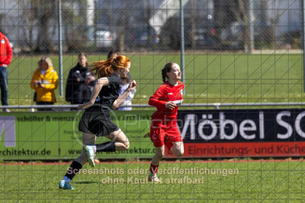 20250406_141317_0141 | #,1.FC Donzdorf (rot) vs. SV Jungingen (schwarz), Fussball, Frauen-Verbandsliga Württemberg, 16. Spieltag, Saison 2024/2025, Rasenplatz Lautertal Stadion, Süßener Straße 16, 73072 Donzdorf, 06.04.2025 - 13:00 Uhr,Foto: PhotoPeet-Sportfotografie/Peter Harich