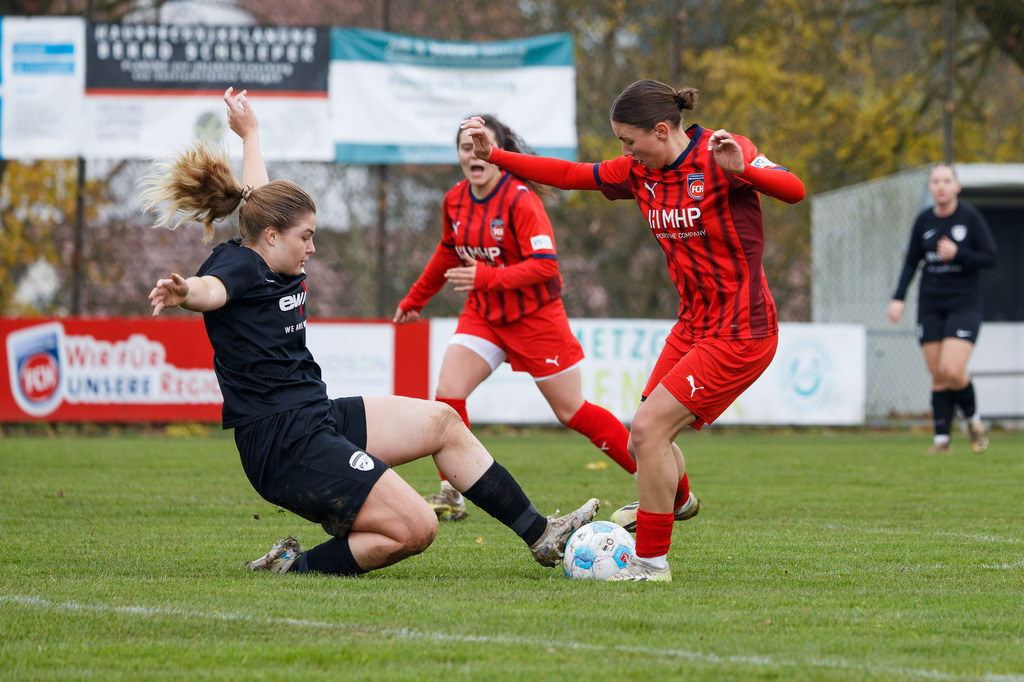 HOHFCH_251109_6746 | 1.FC Heidenheim 1846 II vs. GAST, Fußball, Frauen, Bezirksliga, 2025/2026, X. Spieltag, 03.10.2025 in Heidenheim, Kunstrasen b. Voith-Arena West(Foto: Michael Bulling) - Realisiert mit Pictrs.com